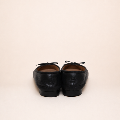 Authentic vintage Chanel Classic Ballerina flats in black leather with patent leather toe caps and CC logo