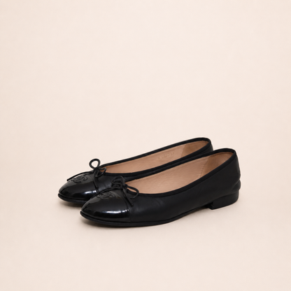 Authentic vintage Chanel Classic Ballerina flats in black leather with patent leather toe caps and CC logo