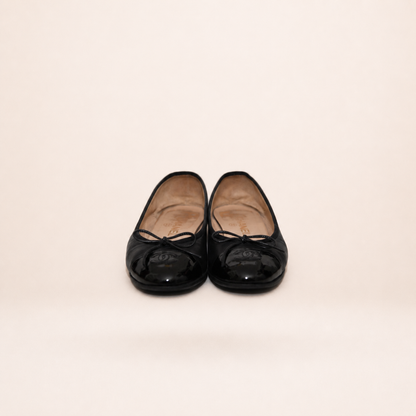 Authentic vintage Chanel Classic Ballerina flats in black leather with patent leather toe caps and CC logo
