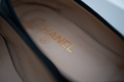 Authentic vintage Chanel Classic Ballerina flats in black leather with patent leather toe caps and CC logo