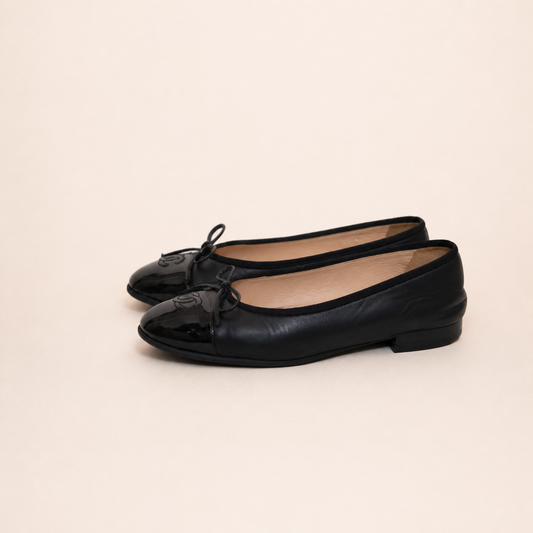Authentic vintage Chanel Classic Ballerina flats in black leather with patent leather toe caps and CC logo