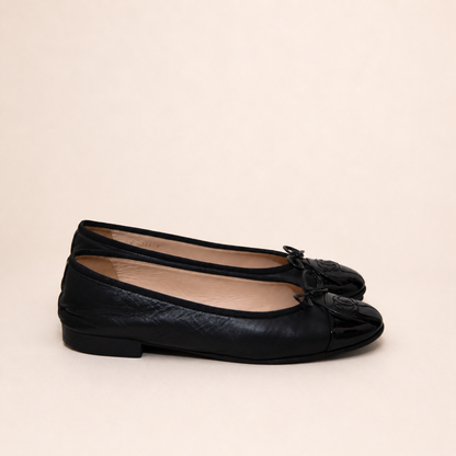 Authentic vintage Chanel Classic Ballerina flats in black leather with patent leather toe caps and CC logo